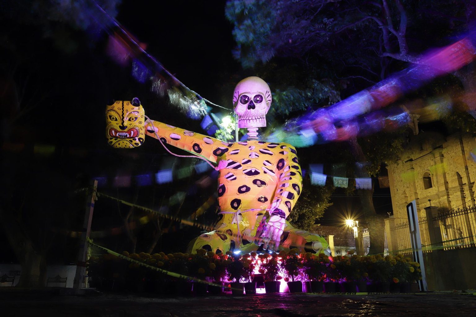 Visitantes observan figuras de calaveras gigantes, el 20 de octubre de 2022, en las calles del municipio de Atlixco, estado de Puebla (México). EFE/ Hilda Ríos