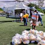 Un Helicóptero de Protección Civil, es abastecido hoy con despensas para ayudar a los afectados por la fuertes lluvias, en el municipio de Pichucalco, en el estado de Chiapas (México). EFE/Carlos López