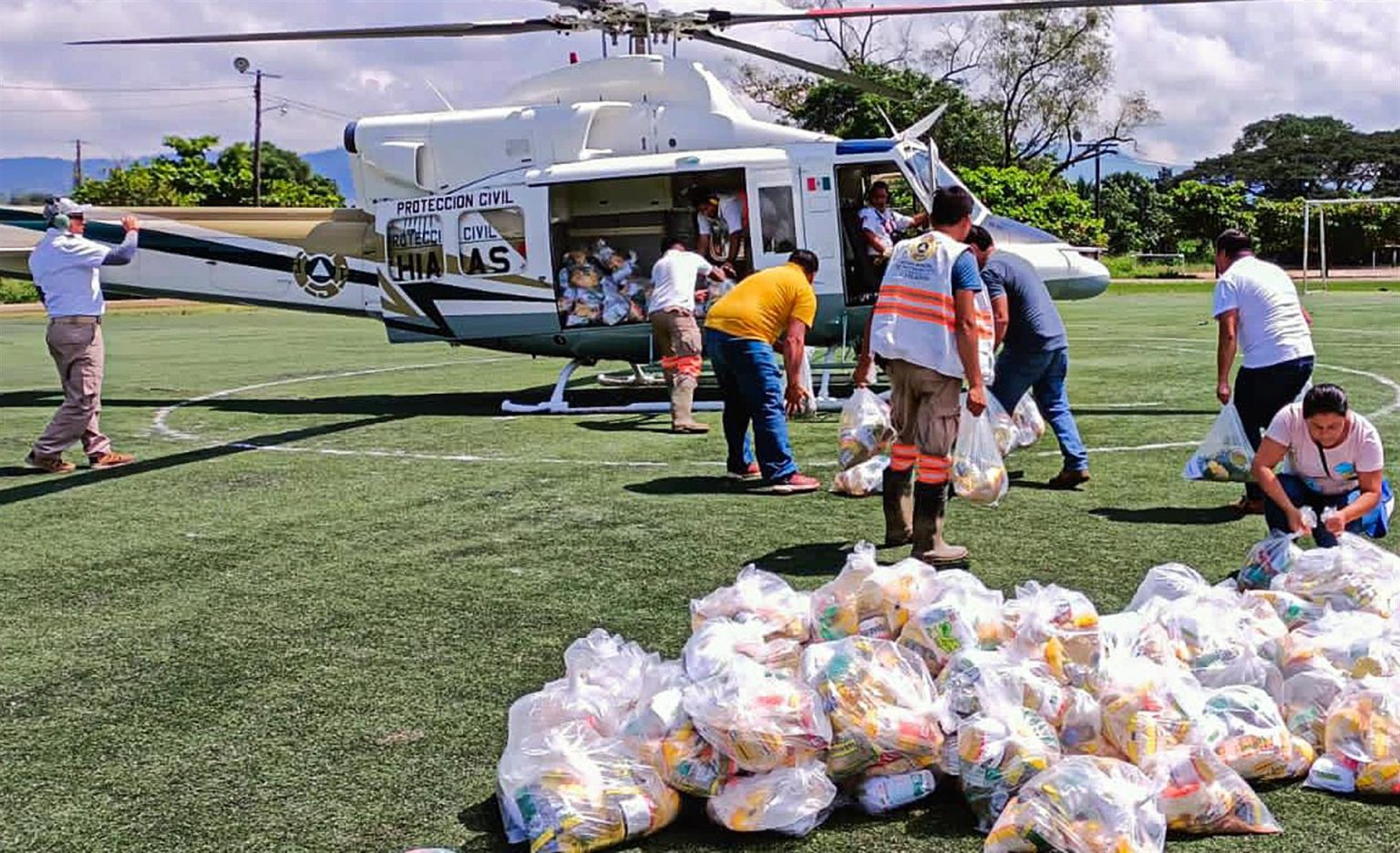 Un Helicóptero de Protección Civil, es abastecido hoy con despensas para ayudar a los afectados por la fuertes lluvias, en el municipio de Pichucalco, en el estado de Chiapas (México). EFE/Carlos López