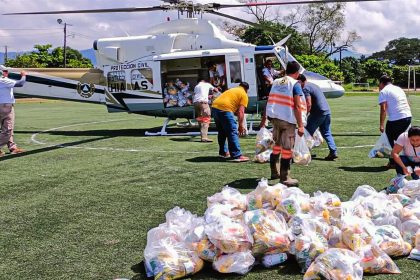 Un Helicóptero de Protección Civil, es abastecido hoy con despensas para ayudar a los afectados por la fuertes lluvias, en el municipio de Pichucalco, en el estado de Chiapas (México). EFE/Carlos López