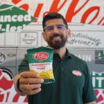 Fotografía cedida por Rock Orange donde aparece Tony Rivas Jr., director ejecutivo de Chifles Chips, mientras muestra una bolsa de sus platanitos durante la presentación de la asociación de su empresa, como proveedor de "snacks", con la aerolínea JetBlue el pasado 12 de octubre en Miami, Florida. EFE/Rock Orange /SOLO USO EDITORIAL/NO VENTAS/SOLO DISPONIBLE PARA ILUSTRAR LA NOTICIA QUE ACOMPAÑA/CRÉDITO OBLIGATORIO