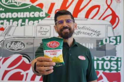 Fotografía cedida por Rock Orange donde aparece Tony Rivas Jr., director ejecutivo de Chifles Chips, mientras muestra una bolsa de sus platanitos durante la presentación de la asociación de su empresa, como proveedor de "snacks", con la aerolínea JetBlue el pasado 12 de octubre en Miami, Florida. EFE/Rock Orange /SOLO USO EDITORIAL/NO VENTAS/SOLO DISPONIBLE PARA ILUSTRAR LA NOTICIA QUE ACOMPAÑA/CRÉDITO OBLIGATORIO