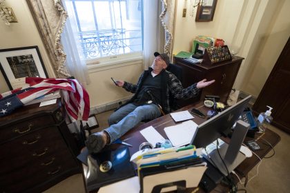 Fotografía de archivo de un seguidor de Donald Trump sentado en el escritorio de la portavoz de la Cámara de Representantes de Estados Unidos, Nancy Pelosi, luego de irrumpir en el Capitolio estadounidense durante unas protestas hoy, en Washington (Estados Unidos). EFE/ JIM LO SCALZO
 
RESUMEN FOTOS DEL AÑO DE EPA 2021 ENERO