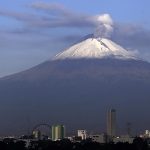 Fotografía de archivo fechada el 2 de octubre de 2018 que muestra una vista del volcán Popocatépetl durante un periodo de actividad, desde la ciudad de Puebla (México). EFE/Hilda Ríos