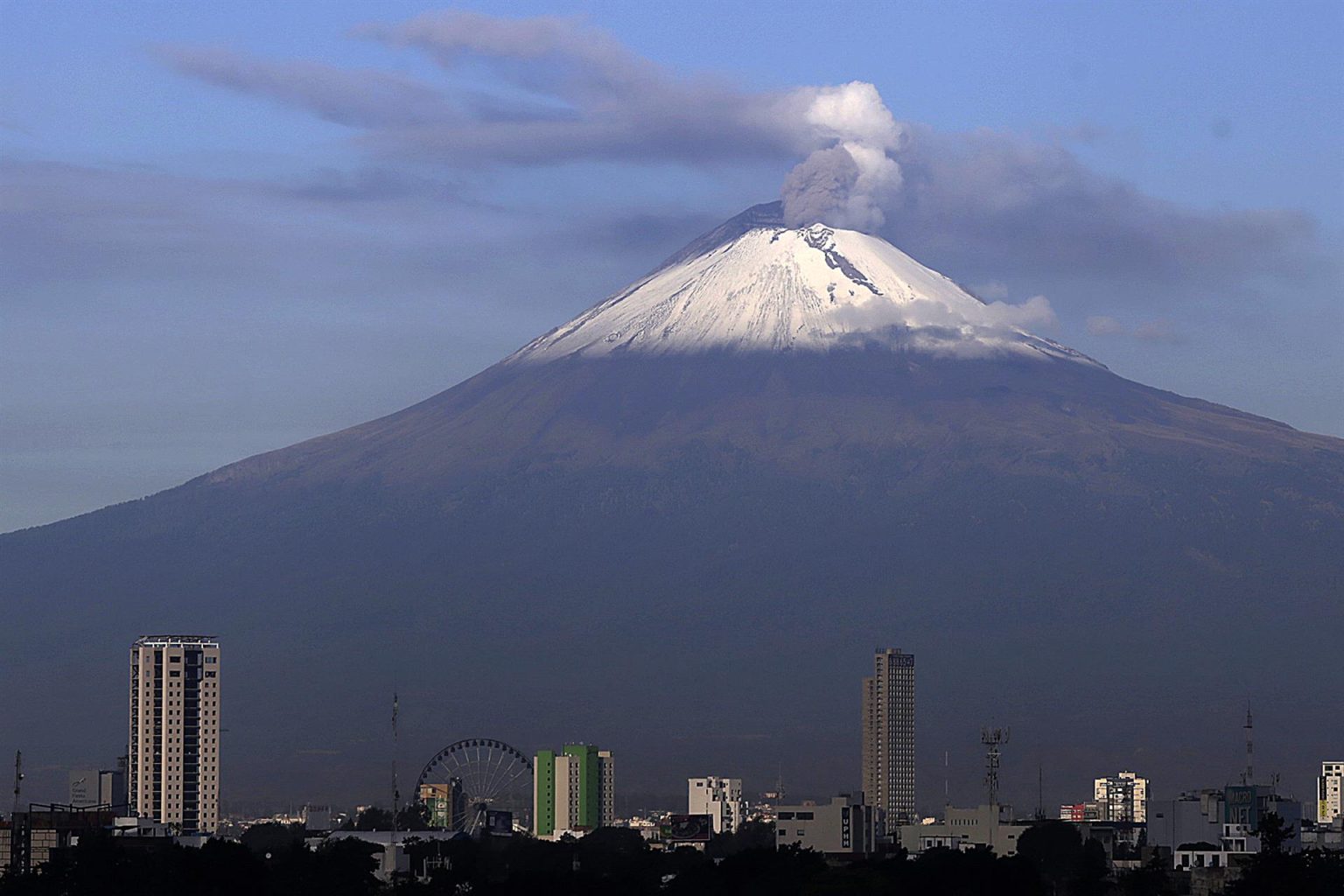 Fotografía de archivo fechada el 2 de octubre de 2018 que muestra una vista del volcán Popocatépetl durante un periodo de actividad, desde la ciudad de Puebla (México). EFE/Hilda Ríos