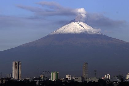 Fotografía de archivo fechada el 2 de octubre de 2018 que muestra una vista del volcán Popocatépetl durante un periodo de actividad, desde la ciudad de Puebla (México). EFE/Hilda Ríos