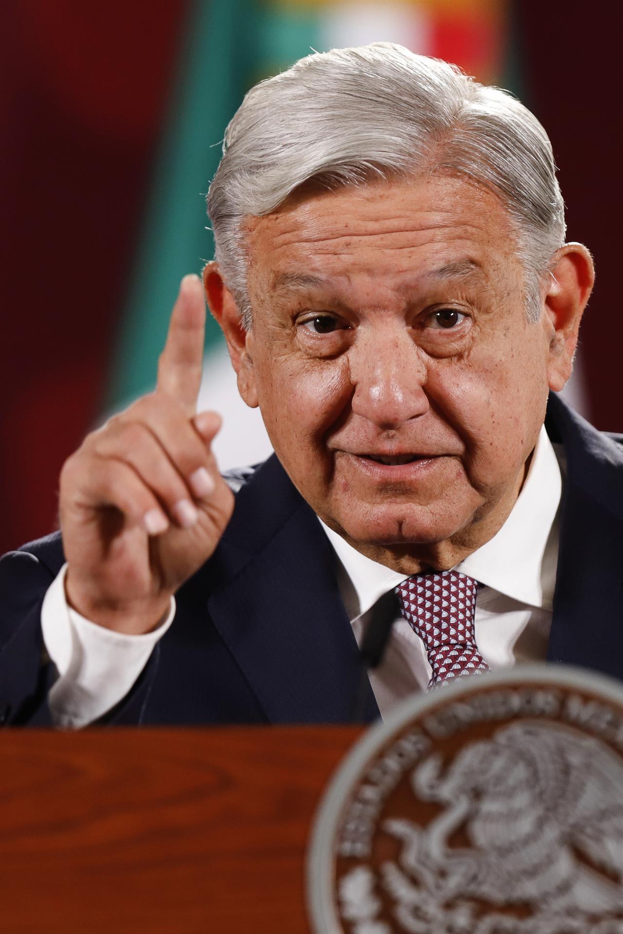 El presidente de México, Andrés Manuel López Obrador, habla durante una rueda de prensa en el Palacio Nacional, en Ciudad de México (México). EFE/ Isaac Esquivel