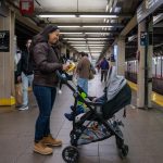 La venezolana Aurimar Medina espera el metro el 5 de octubre de 2022, en Nueva York (Estados Unidos). EFE/ Ángel Colmenares