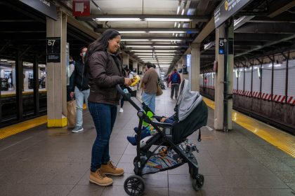 La venezolana Aurimar Medina espera el metro el 5 de octubre de 2022, en Nueva York (Estados Unidos). EFE/ Ángel Colmenares