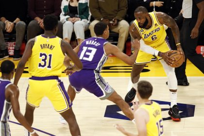 El alero de Los Angeles Lakers LeBron James (D), en una fotografía de archivo. EFE/EPA/Etienne Laurent