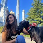 Anna Clements presidenta del grupo de rescate SOS Galgos de Barcelona posa junto a la galgo Aitana hoy, en el Parque Central en Nueva York (EEUU). EFE/Sarah Yáñez-Richards