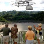 Los turistas observan el radiotelescopio en el observatorio de Arecibo, Puerto Rico, el más potente del mundo. Imagen de archivo. EFE/Thais Llorca