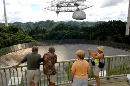 Los turistas observan el radiotelescopio en el observatorio de Arecibo, Puerto Rico, el más potente del mundo. Imagen de archivo. EFE/Thais Llorca