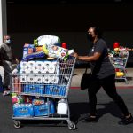 Clientes salen de un supermercado tras abastecerse en San Juan (Puerto Rico). Imagen de archivo. EFE/Thais Llorca