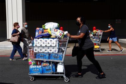 Clientes salen de un supermercado tras abastecerse en San Juan (Puerto Rico). Imagen de archivo. EFE/Thais Llorca