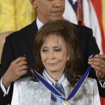 Fotografía de archivo fechada el 20 de noviembre de 2013 que muestra al presidente estadounidense, Barack Obama, mientras impone la Medalla de la Libertad a la cantante Loretta Lynn, en Washington (EE.UU.). EFE/ Michael Reynolds