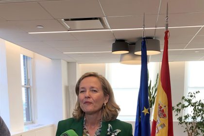 La vicepresidenta del Gobierno de España para Asuntos Económicos, Nadia Calviño, habla hoy con periodistas en Nueva York (EE.UU). EFE/Javier Otazu