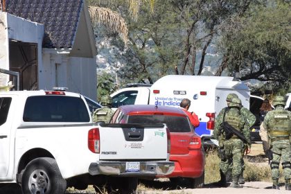 Miembros del Ejercito mexicano y peritos forenses trabajan en la zona donde ha tenido lugar un asesinato de una familia hoy, en la ciudad de León, en Guanajuato (México). EFE/ Fernando Velázquez