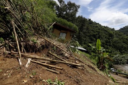 Fotografía de archivo del desprendimiento de tierra debido al paso del huracán Fiona, en Naranjito (Puerto Rico). EFE/ Thais Llorca