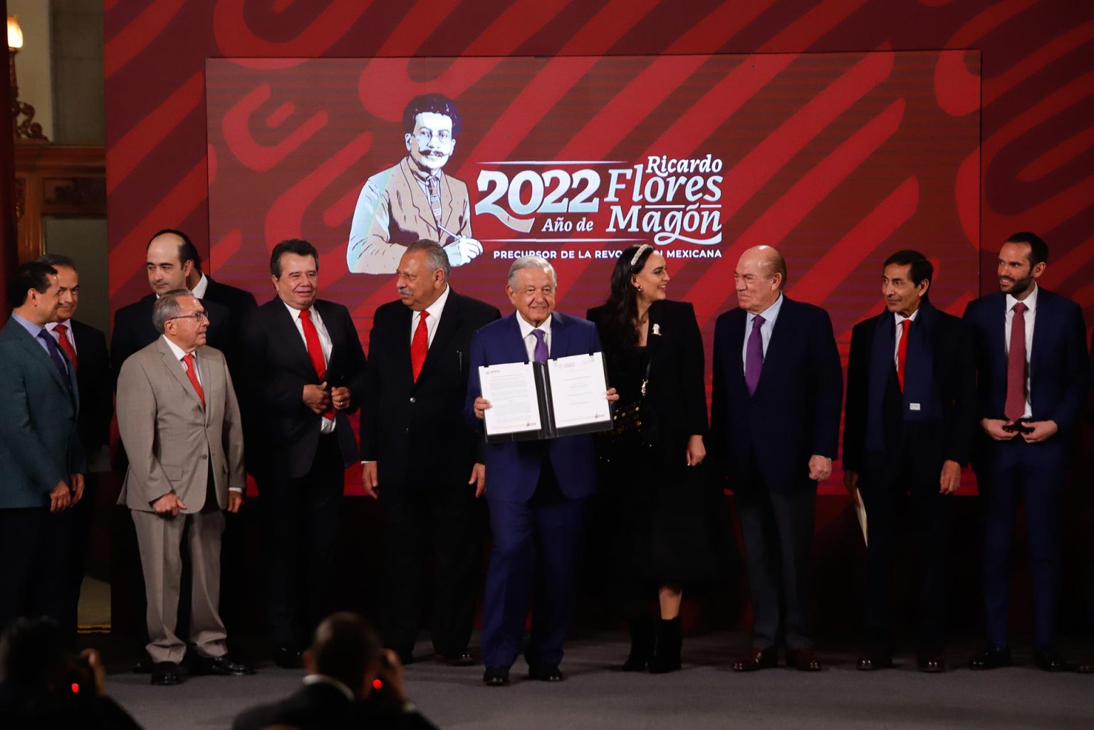 El presidente Andrés Manuel López Obrador (c) y el secretario de Hacienda, Rogelio Ramírez de la O (2-d), posan junto a empresarios, luego de firmar el Acuerdo antiinflación hoy, en el Palacio Nacional en Ciudad de México (México). EFE/Isaac Esquivel