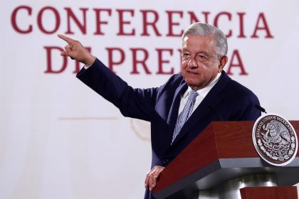 El presidente de México, Andrés Manuel López Obrador, participa hoy, en una rueda de prensa en el Palacio Nacional de la Ciudad de México (México). EFE/ Sáshenka Gutiérrez