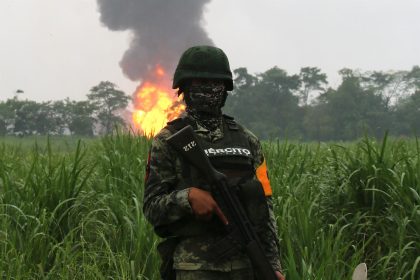 Elementos del Ejercito Mexicano, resguardan la zona de la explosión en el municipio de Huimanguillo, en el estado de Tabasco (México). EFE/Manuel López