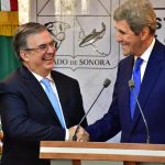 El canciller mexicano Marcelo Ebrard saluda al enviado especial presidencial de los Estados Unidos para el Clima, John Kerry (d), tras una conferencia de prensa el 28 de octubre de 2022 en Hermosillo, Sonora (México). EFE/Daniel Sánchez