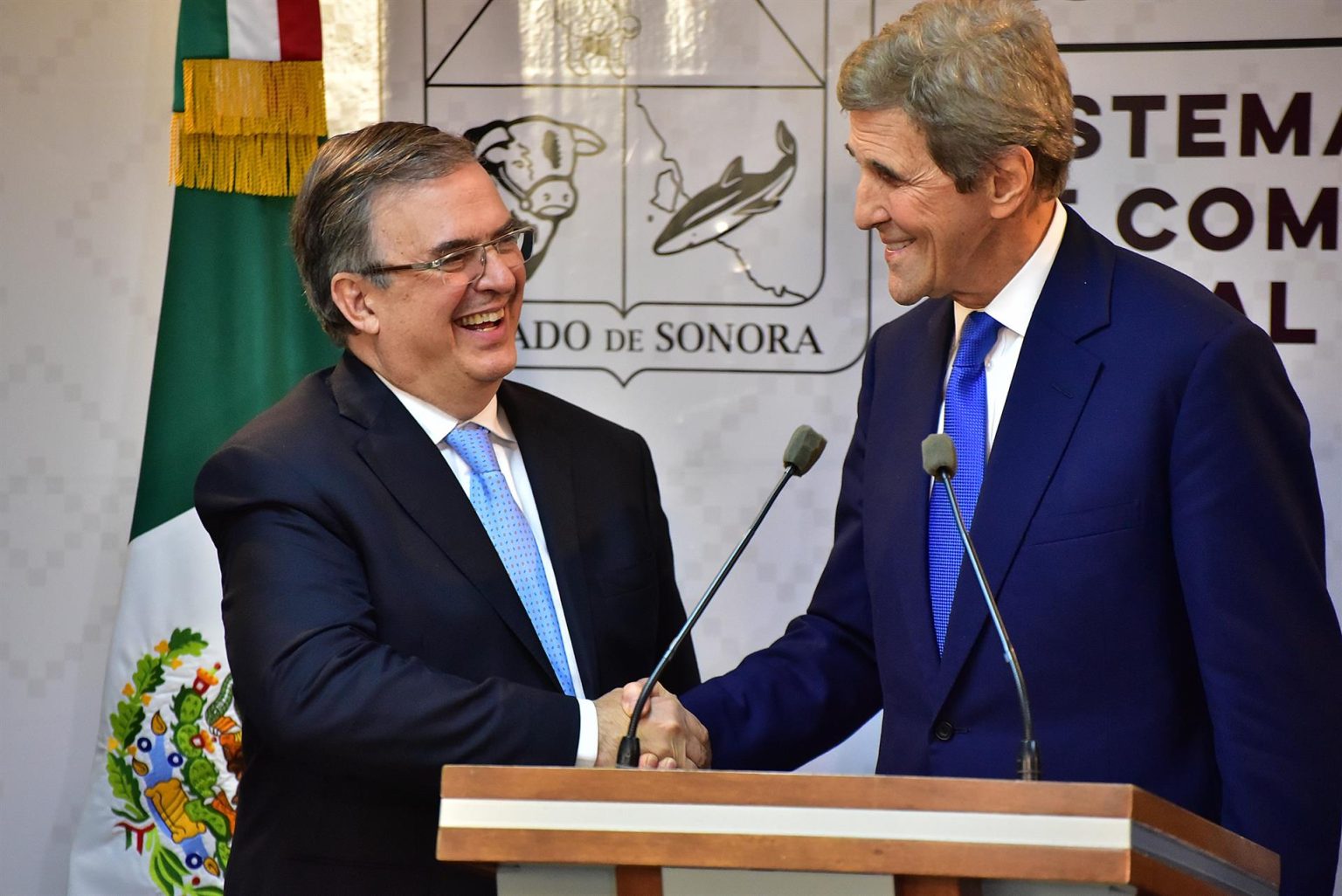 El canciller mexicano Marcelo Ebrard saluda al enviado especial presidencial de los Estados Unidos para el Clima, John Kerry (d), tras una conferencia de prensa el 28 de octubre de 2022 en Hermosillo, Sonora (México). EFE/Daniel Sánchez