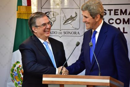 El canciller mexicano Marcelo Ebrard saluda al enviado especial presidencial de los Estados Unidos para el Clima, John Kerry (d), tras una conferencia de prensa el 28 de octubre de 2022 en Hermosillo, Sonora (México). EFE/Daniel Sánchez