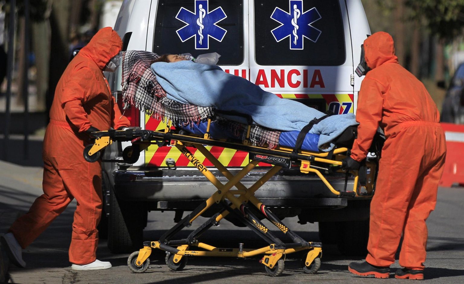 Paramédicos ingresan a una mujer enferma de covid-19 al Hospital General en Ciudad Juárez estado de Chihuahua (México). Imagen de archivo. EFE/Luis Torres