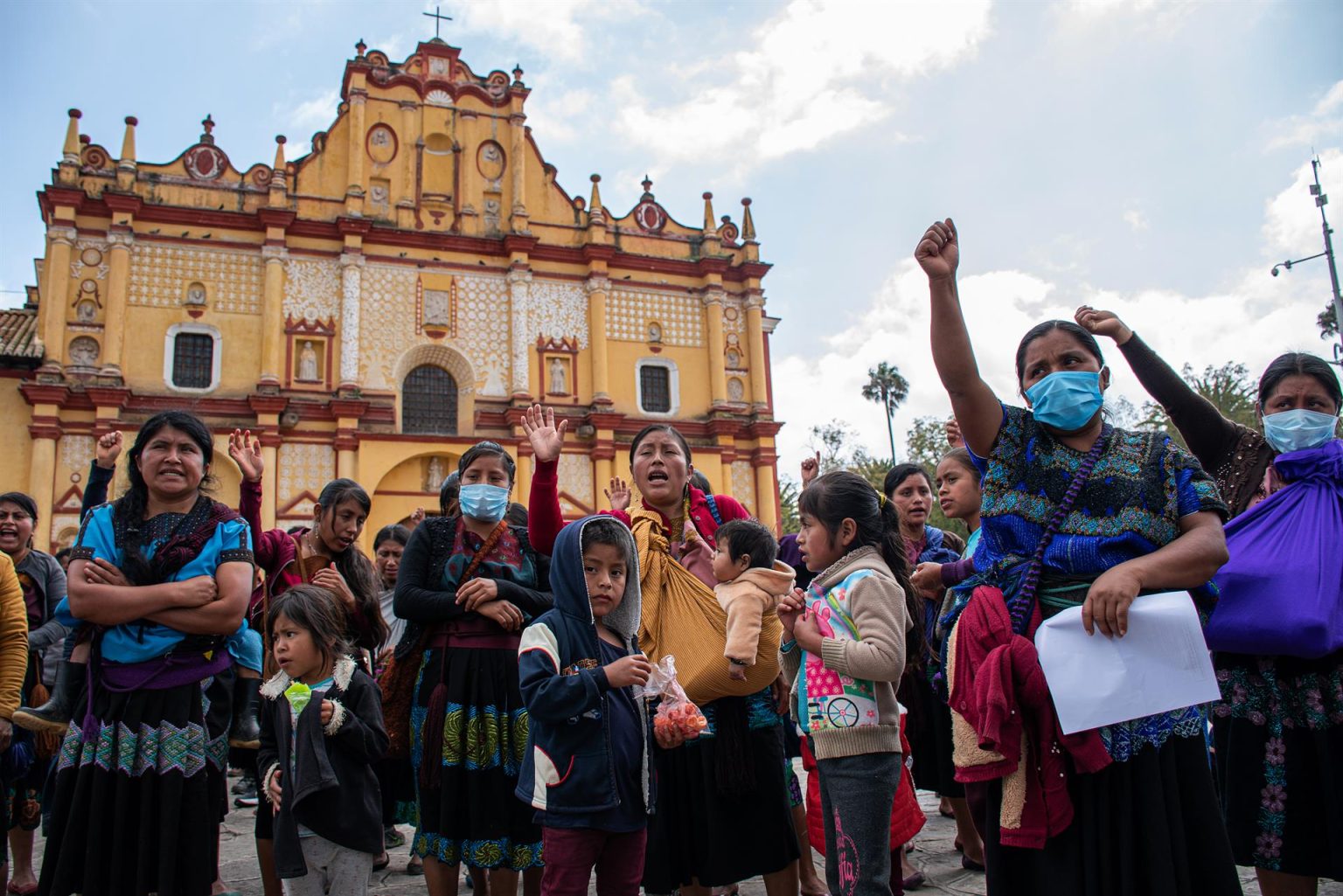 Un grupo indígenas desplazados de la comunidad de Chenalhó se manifestaron hoy, en el municipio de San Cristobal de las Casas, estado de Chiapas (México). EFE/Carlos López