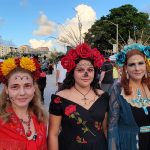 Personas disfrazadas de catrina participan en la fiesta del "Día de Muertos", en Miami (Estados Unidos), hoy. EFE/Latif Kassidi