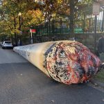 Fotografía de un 'porro' inflable instalado durante una protesta frente a la Embajada de Rusia, hoy, en Washington (Estados Unidos). EFE/ Eduard Ribas