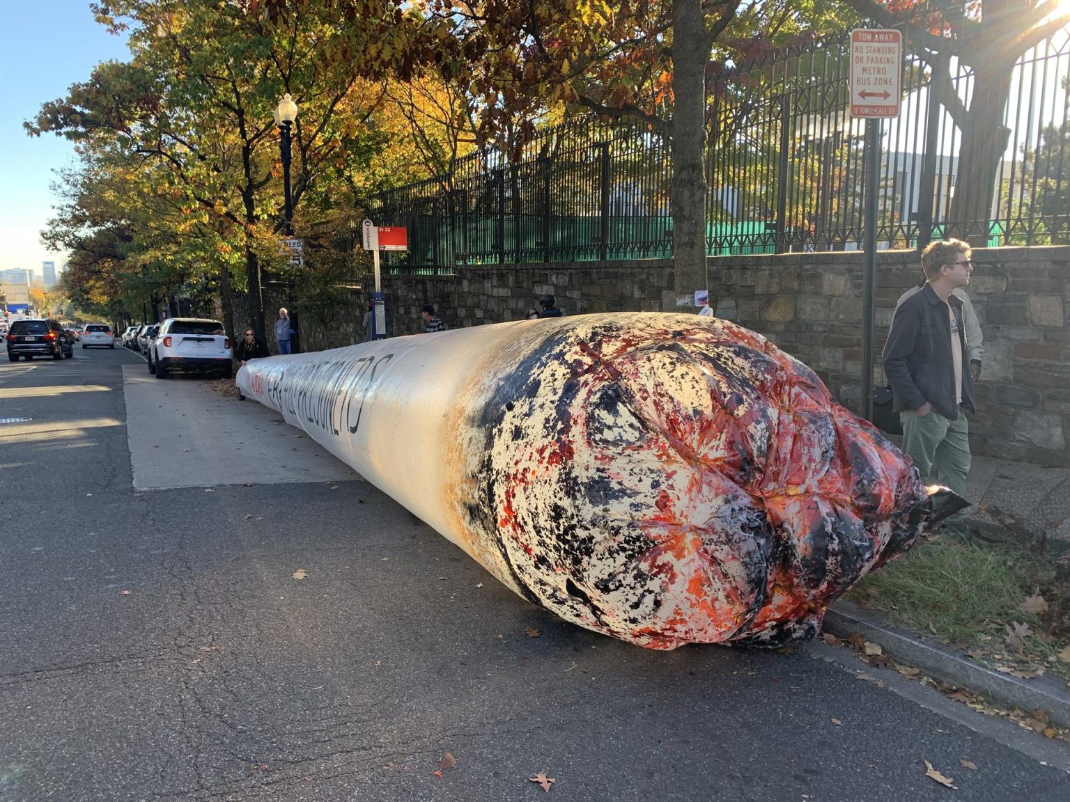 Fotografía de un 'porro' inflable instalado durante una protesta frente a la Embajada de Rusia, hoy, en Washington (Estados Unidos). EFE/ Eduard Ribas