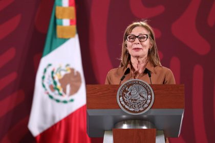 Fotografía cedida por la Presidencia de México que muestra a la secretaria de Economía del Gobierno mexicano, Tatiana Clouthier, durante una rueda de prensa en el Palacio Nacional de la Ciudad de México (México). EFE/Presidencia de México/SOLO USO EDITORIAL/SOLO DISPONIBLE PARA ILUSTRAR LA NOTICIA QUE ACOMPAÑA(CRÉDITO OBLIGATORIO)