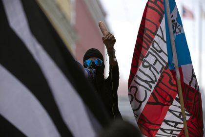 Una persona grita consignas por un megáfono durante una protesta contra la compañía eléctrica en San Juan (Puerto Rico). Imagen de archivo. EFE/ Thais Llorca