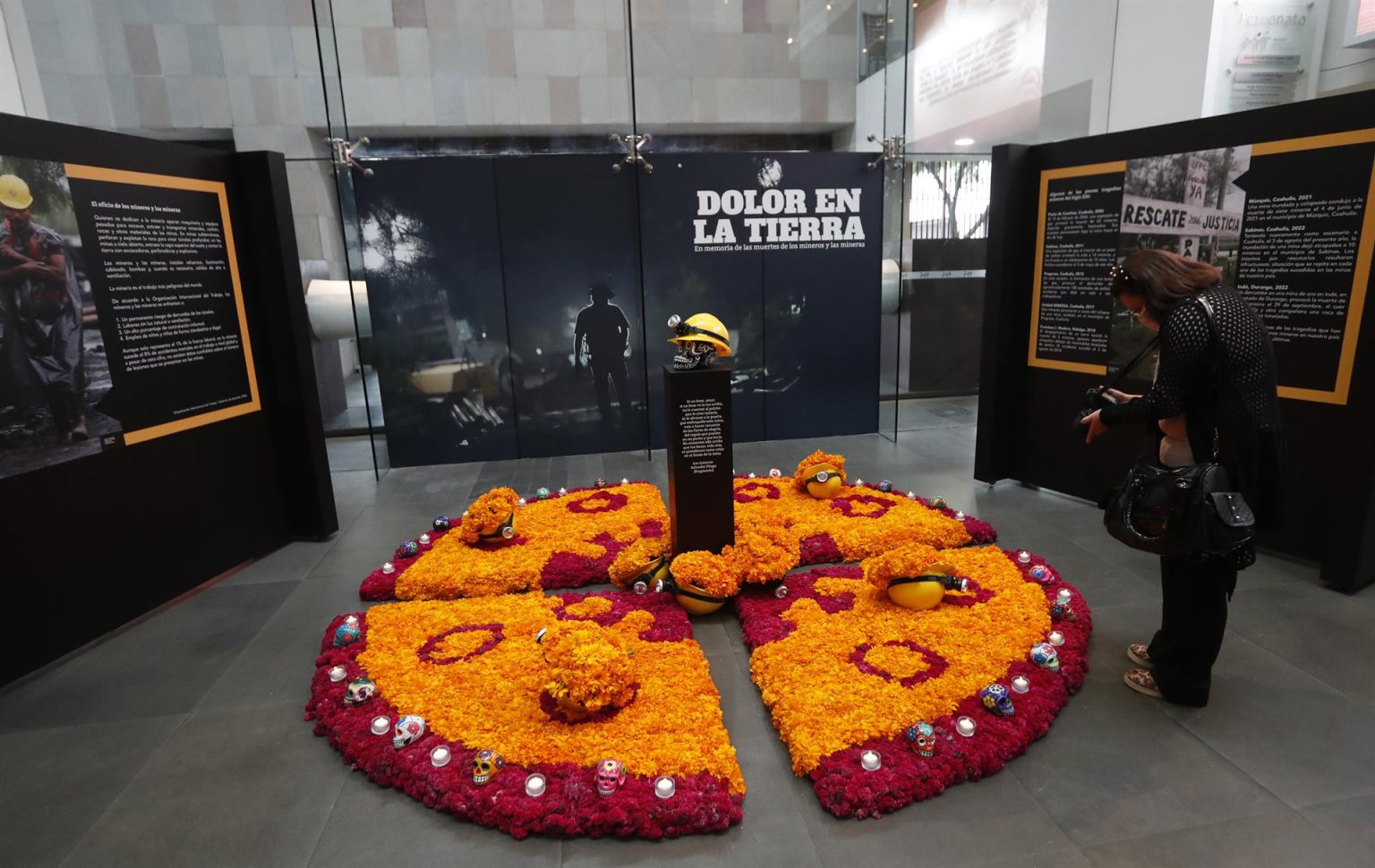 Vista general de la ofrenda "Dolor en la Tierra" en memoria de las muertes de mineros hoy, en el Museo Memoria y Tolerancia en Ciudad de México (México). EFE/Mario Guzmán