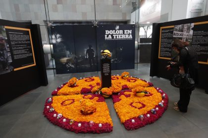 Vista general de la ofrenda "Dolor en la Tierra" en memoria de las muertes de mineros hoy, en el Museo Memoria y Tolerancia en Ciudad de México (México). EFE/Mario Guzmán