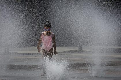 Imagen de archivo que muestra una niña refrescándose en una fuente. EFE/ Villar López