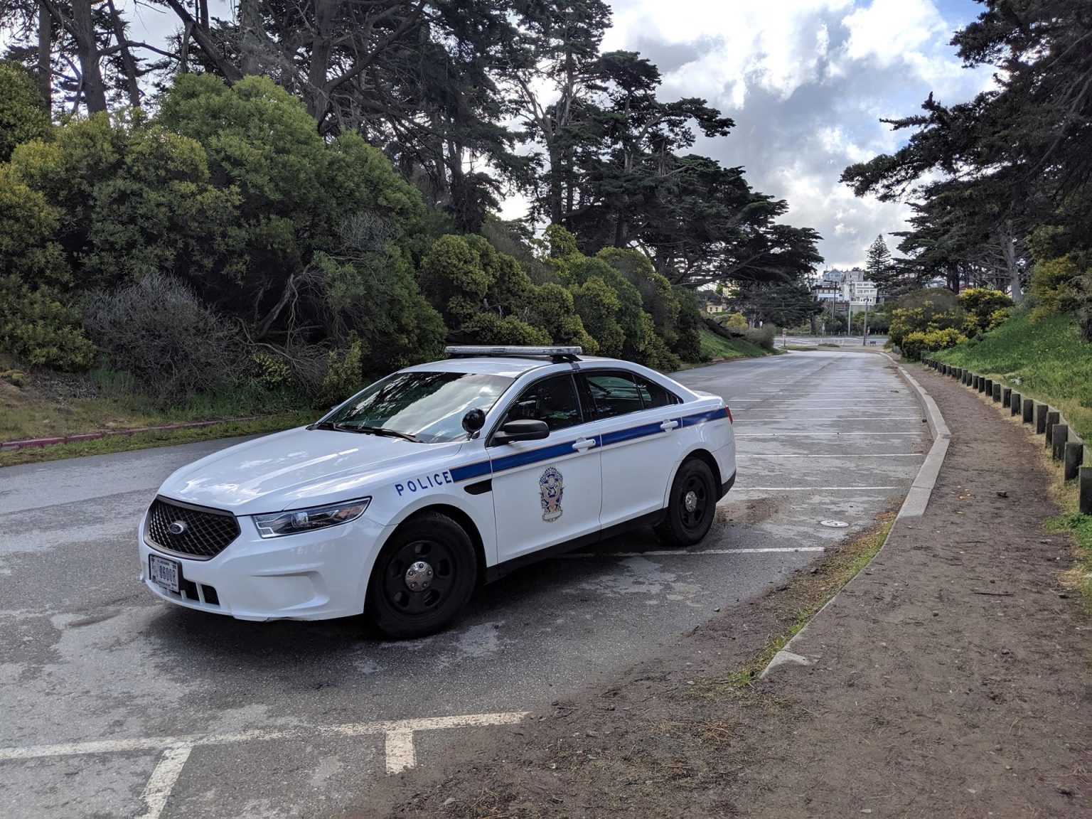 Un coche de policía patrulla en San Francisco, California (EEUU). Imagen de archivo. EFE/ Marc Arcas