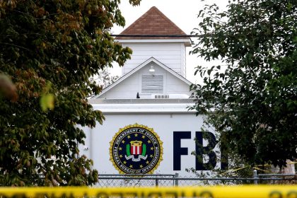 Fotografía de archivo que muestra un camión del FBI en Sutherland Springs, Texas, EE.UU. EFE/Larry W. Smith