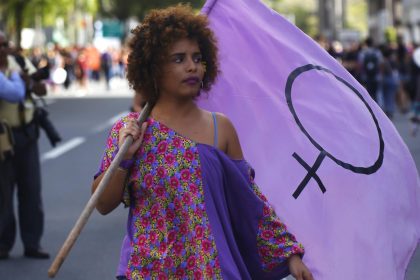 Una mujer participa en una manifestación en San Juan, Puerto Rico. EFE/Thais Llorca