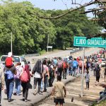 Migrantes indocumentados de origen venezolano, y otras nacionalidades caminan hoy en caravana en el municipio de Tapachula en Chiapas (México). EFE/Juan Manuel Blanco