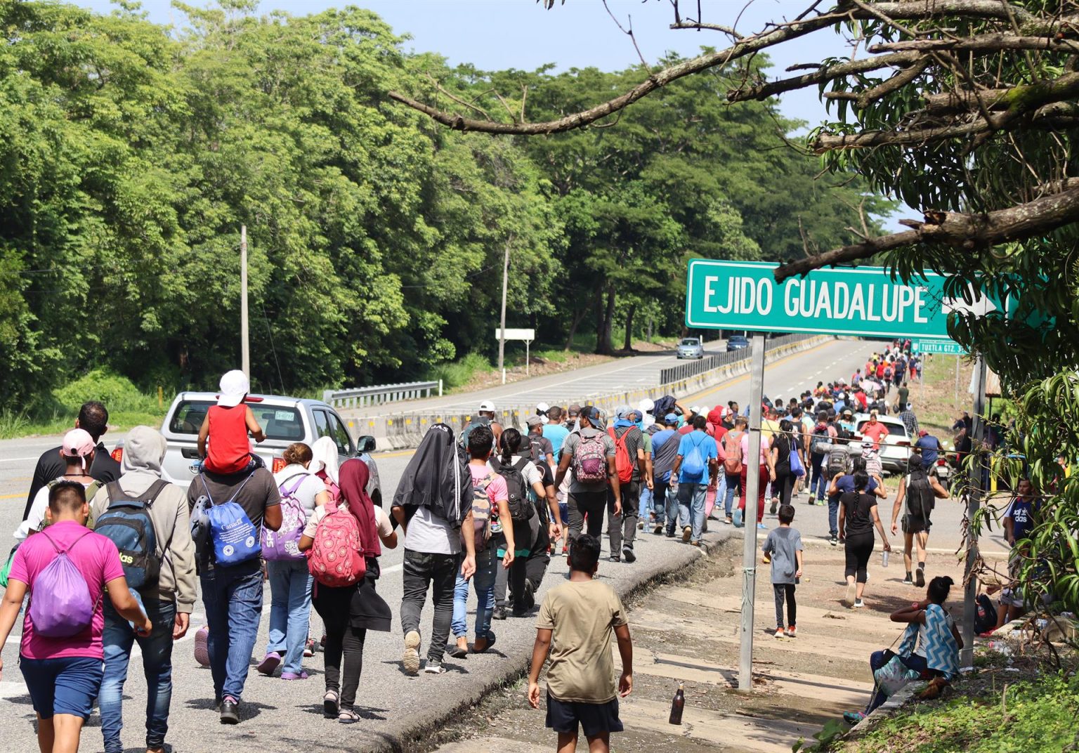 Migrantes indocumentados de origen venezolano, y otras nacionalidades caminan hoy en caravana en el municipio de Tapachula en Chiapas (México). EFE/Juan Manuel Blanco