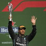 El británico Lewis Hamilton, de Mercedes, celebra el segundo puesto hoy, en el Gran Premio de Fórmula Uno de Ciudad de México en el Autódromo Hermanos Rodríguez en Ciudad de México (México). EFE/Luis Licona