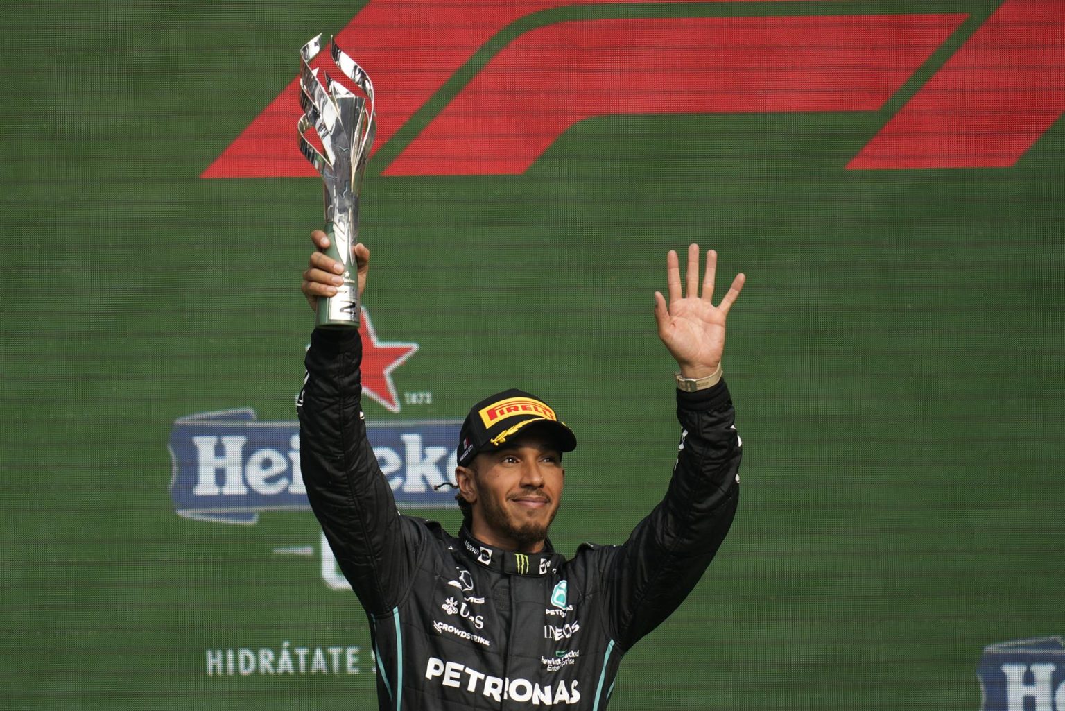 El británico Lewis Hamilton, de Mercedes, celebra el segundo puesto hoy, en el Gran Premio de Fórmula Uno de Ciudad de México en el Autódromo Hermanos Rodríguez en Ciudad de México (México). EFE/Luis Licona