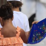 Imagen de archivo que muestra a una niña mitigando el calor con un abanico. EFE/ Fernando Alvarado