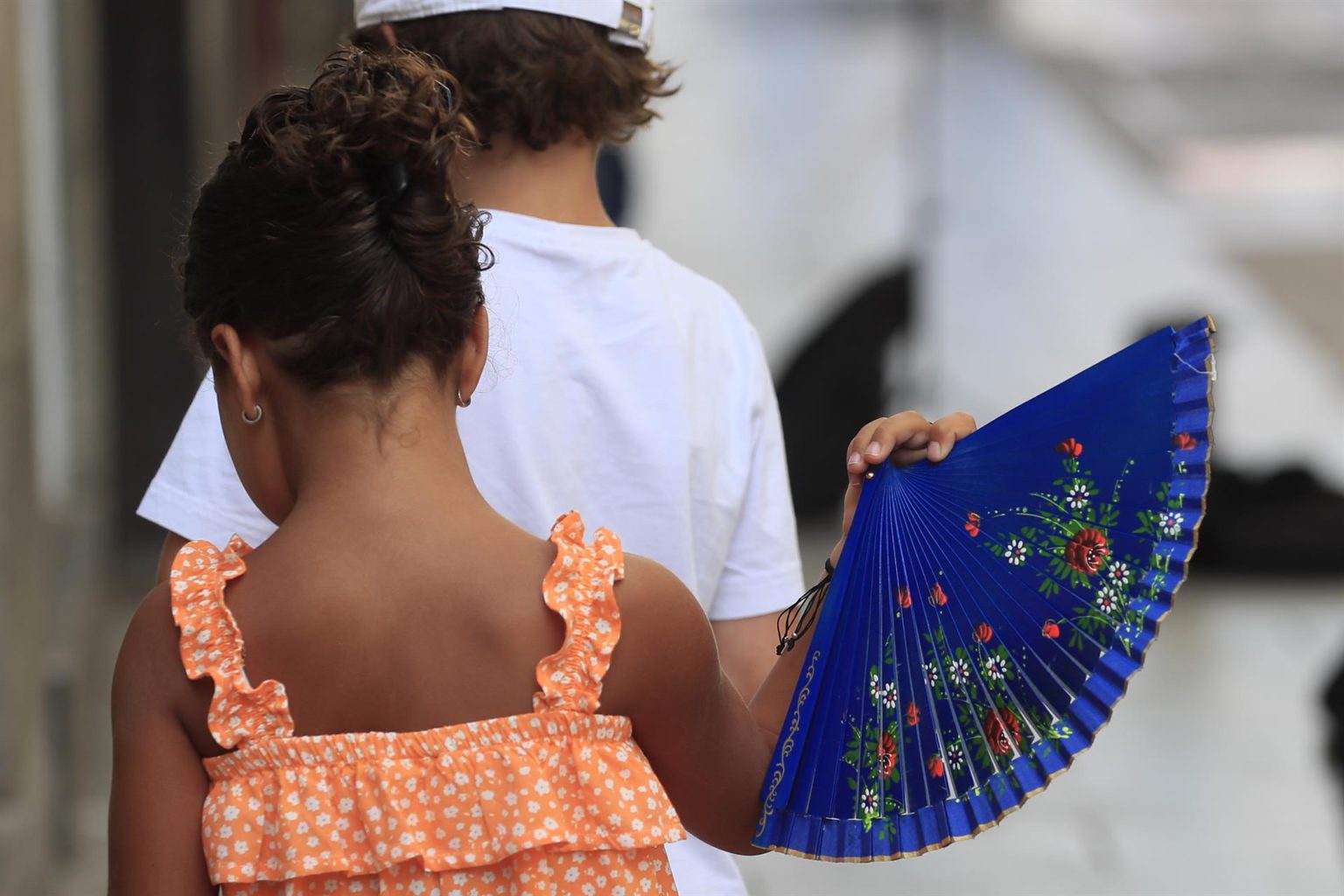 Imagen de archivo que muestra a una niña mitigando el calor con un abanico. EFE/ Fernando Alvarado