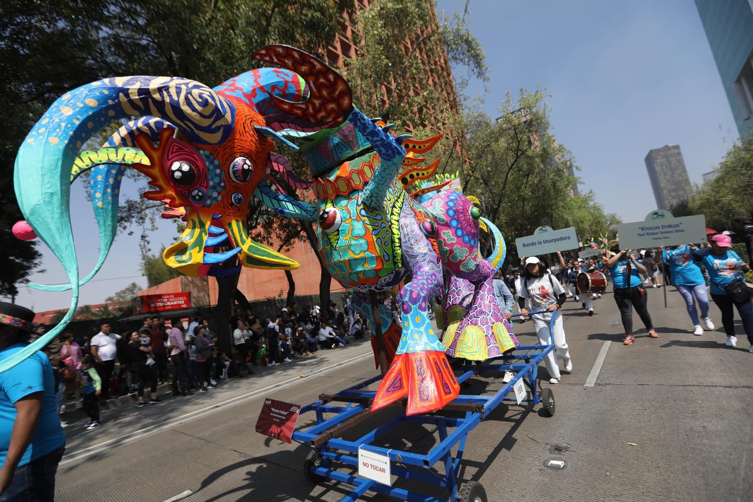 Fotografía de alebrijes durante un desfile como antesala a la celebración del Día de Muertos, este sábado, en Ciudad de México (México). EFE/Sáshenka Gutiérrez