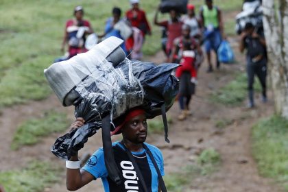 Fotografía de archivo que muestra a migrantes haitianos en su camino hacia Panamá por el Tapón del Darién en Acandi (Colombia). EFE/ Mauricio Dueñas Castañeda